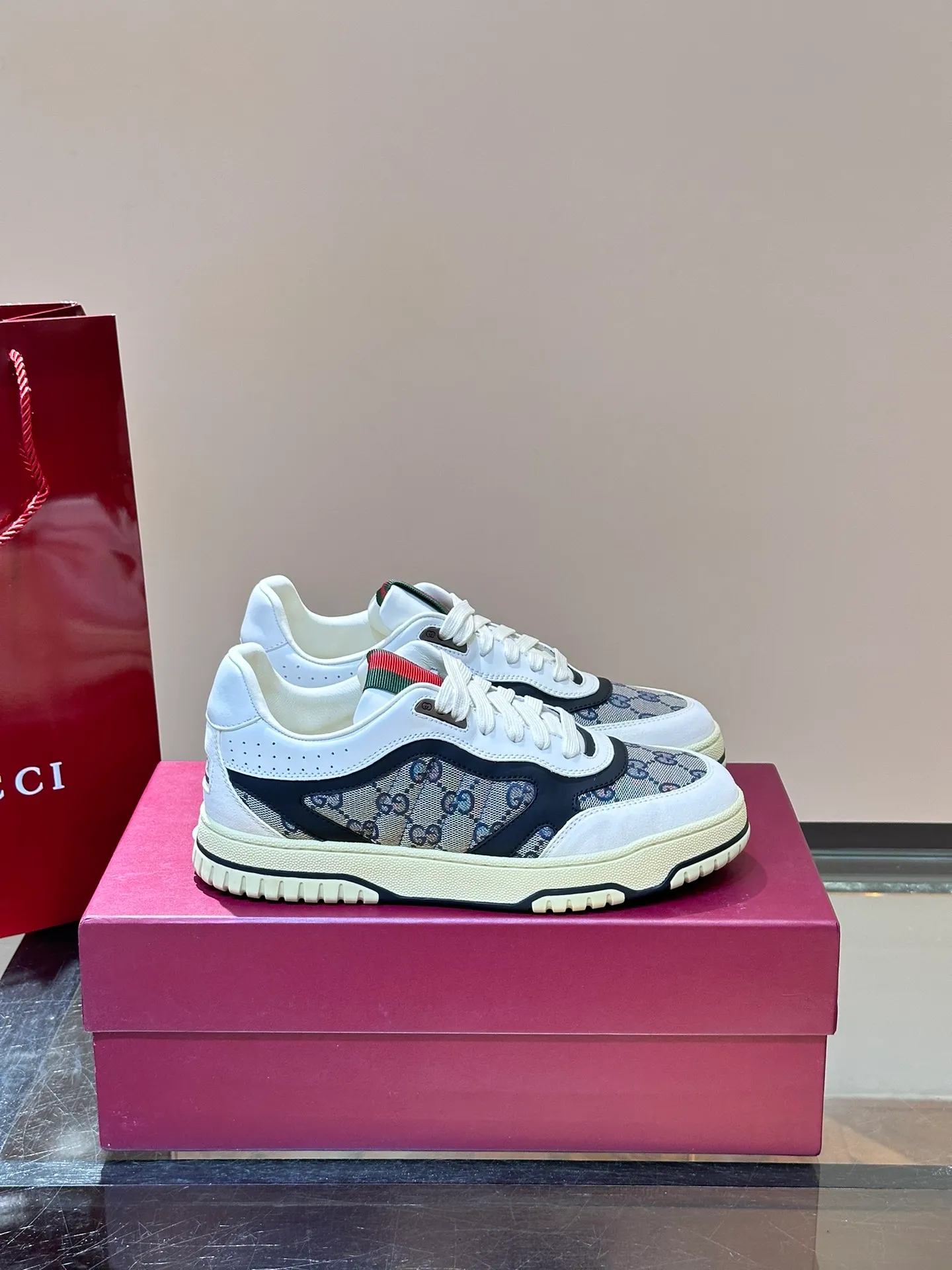 Men's Men's Shoes 💰480 [New Style] 🦨🦨Gucci 𝐆𝐮𝐜𝐜𝐢 𝐑𝐞-𝐖𝐞𝐛 As a sneaker created by Sabato De Sarno for Gucci, the Re-Web series reinterprets the brand's classic stripes, with bold and unique details to set off a modern silhouette design. These shoes are crafted from white leather. This new sneaker is ingeniously decorated with many of the brand's classic details, and is equipped with a bright red and green webbing tongue, which will make people fall in love at first sight. White leather has been specially treated to be soft and shiny, with an embossed grained texture. Script Gucci logo and Interlocking G web label with Interlocking G and script Gucci logo. Rubber outsole with Interlocking G detail eyelets. Web tongue. Size: Female 35-40 (Female 41, 42 customized). Male 38-44 (45, 46 customized)